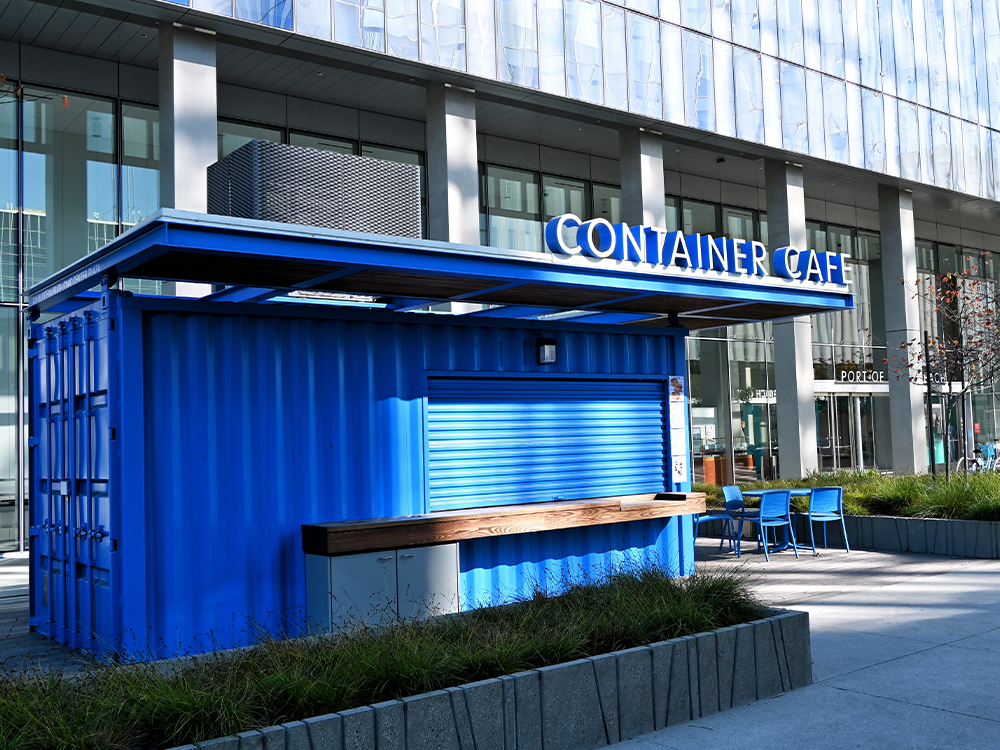 Food park con múltiples unidades de contenedores adaptados