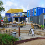 Contenedor adaptado como centro comunitario con fachada institucional