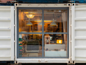 Tienda móvil construida en contenedor tipo outlet