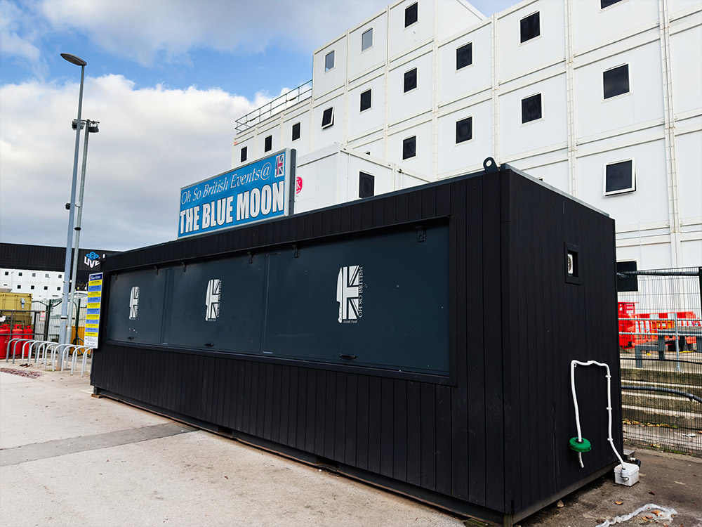 contenedores marítimos color negro para eventos masivos