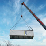 Vista de cerca de un contenedor marítimo usado con óxido superficial y abolladuras, ilustrando los defectos ocultos