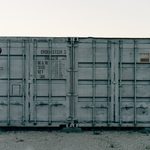 Inspector revisando el techo y empaques de un contenedor marítimo usado con checklist