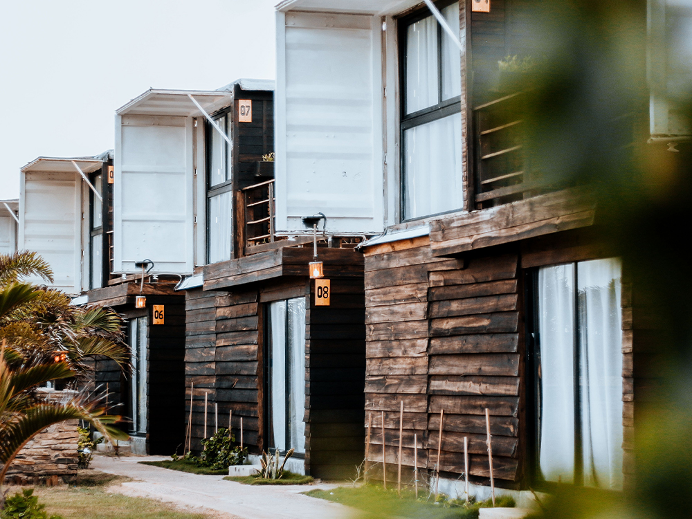 Vivienda de construcción sustentable con contenedores marítimos reutilizados y arquitectura ecológica