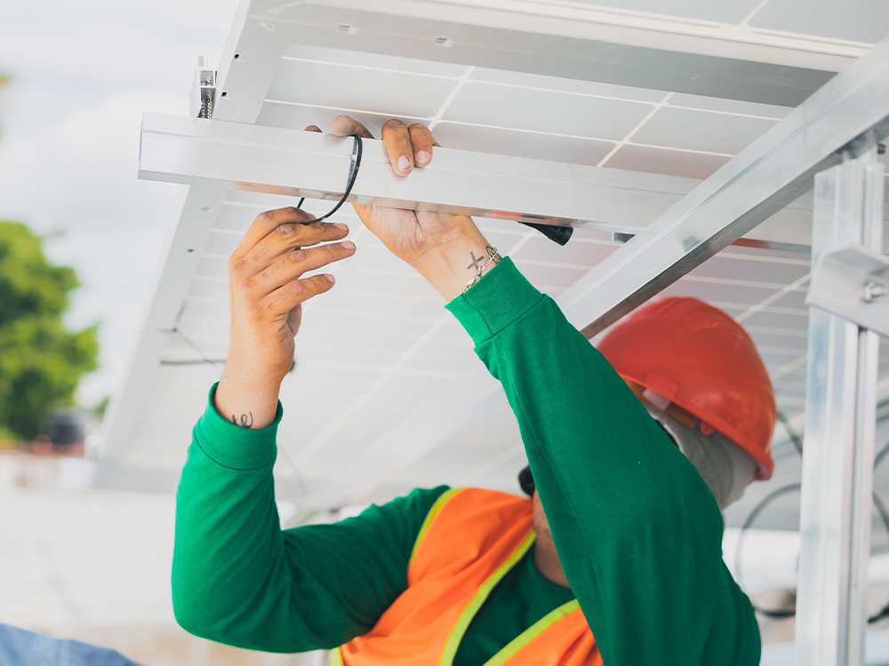 Paneles solares en edificación sustentable como principio de arquitectura ecológica eficiente
