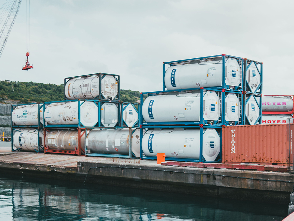 Isotanques apilados en patio de puerto para transporte multimodal marítimo y terrestre